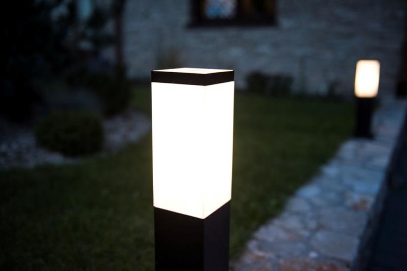realizacja ogrodu z wykorzystaniem lampy stojącej kwadratowej z serii inox
