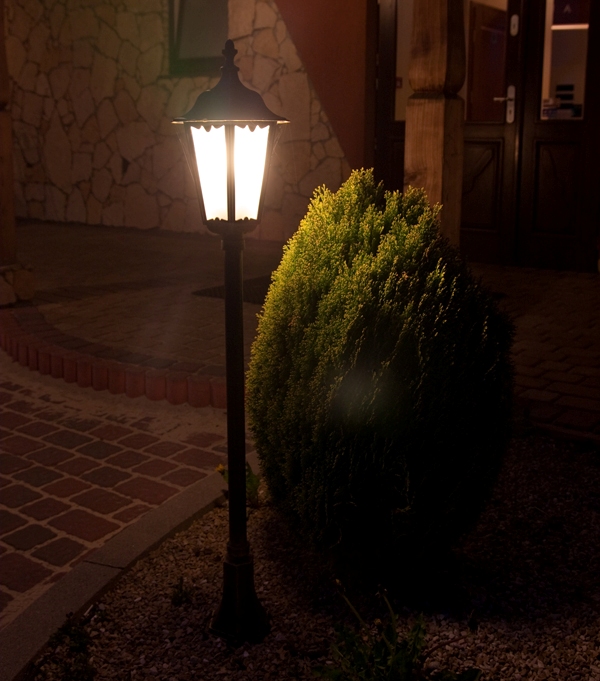 realizacja ogrodu z wykorzystaniem lampy stojącej z serii retro